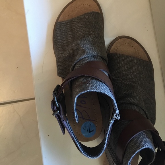 SAndals new - Picture 2 of 3